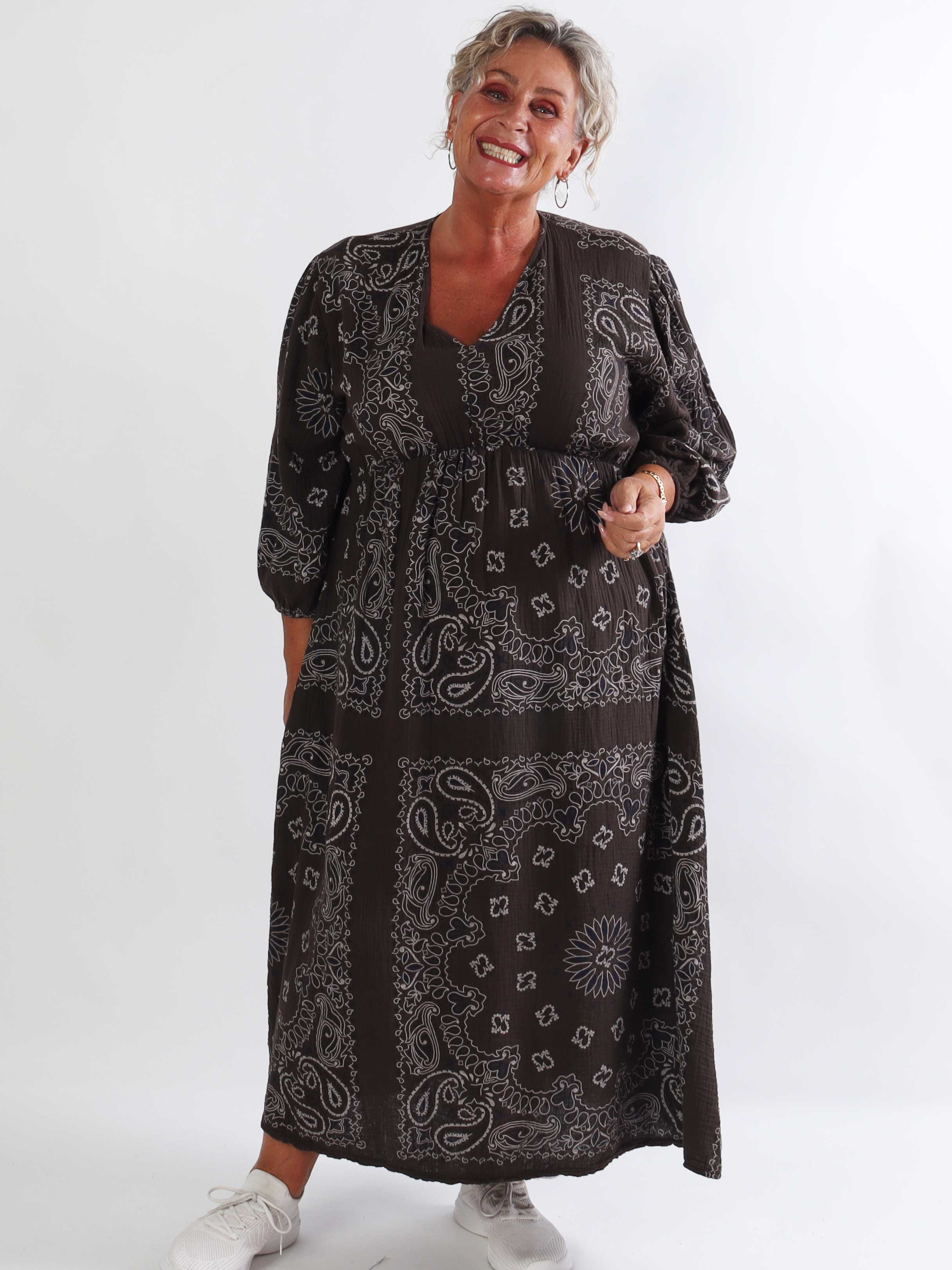 Jasmin Paisley - Plus size kjole i blød bomulds musselinstof med paisley mønster